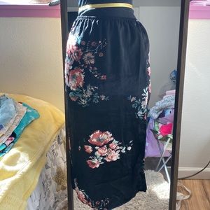 MIDI skirt with slid on side
